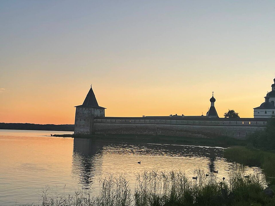Стена Кирилло-Белозерского монастыря на закате